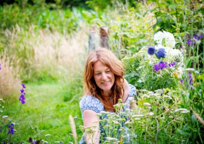 Tuinontwerper oogst een prachtige bos bloemen uit natuurlijke tuin