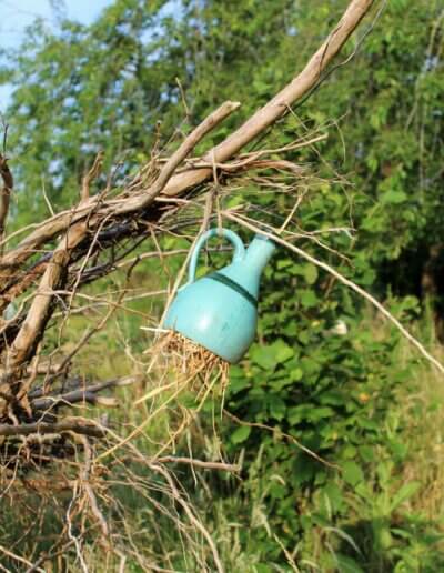 insectenhuisje met stro om meer insecten naar je wilde tuin te halen hangt in een natuurtuin bij Apeldoorn