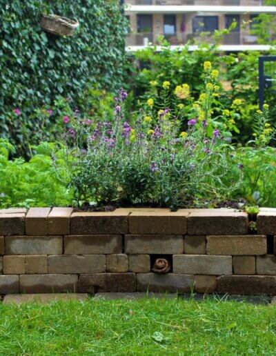 creatieve stapelmuur in natuurlijke ecologische tuin in Zutphen