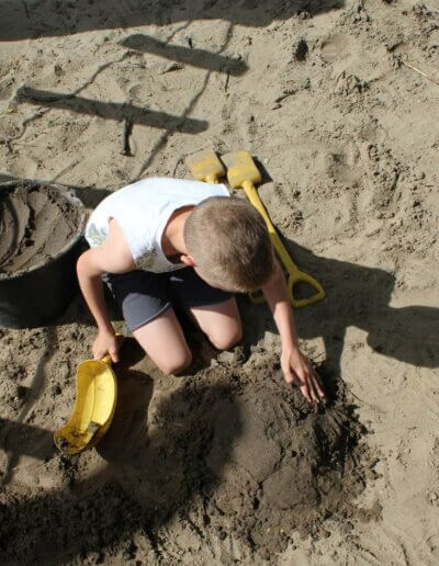 Jongen speelt op natuurspeelplek Loenen Hei en Bos ontwerp Nienke Nijhoff