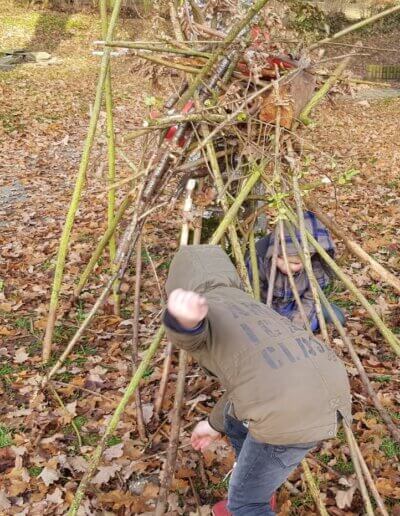 jongens bouwen hut in speelnatuur landschap bij school Hei en Bos uit Loenen