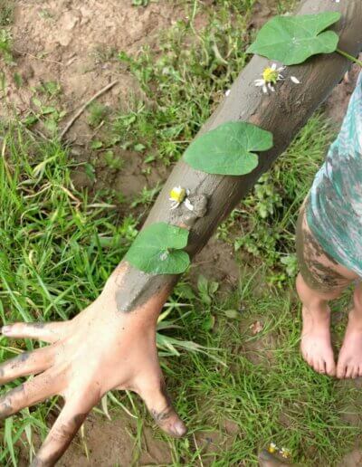 kind speelt met wilde bloemen