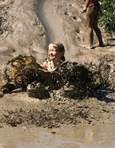 meisje plonst in modder op natuurspeelplek Deventer