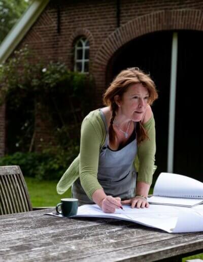 tuinontwerper uit Deventer schets ecologisch tuinontwerp voor natuurlijke en landelijke tuin in Vorden