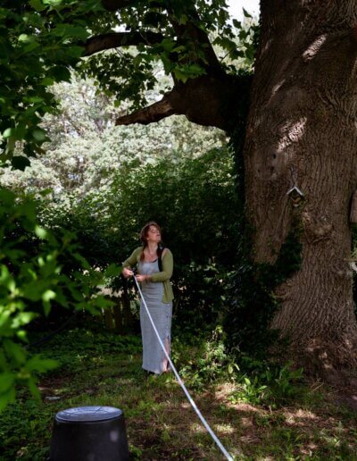 hovenier meet de natuurlijke tuin op voor een tuinontwerp in Vorden
